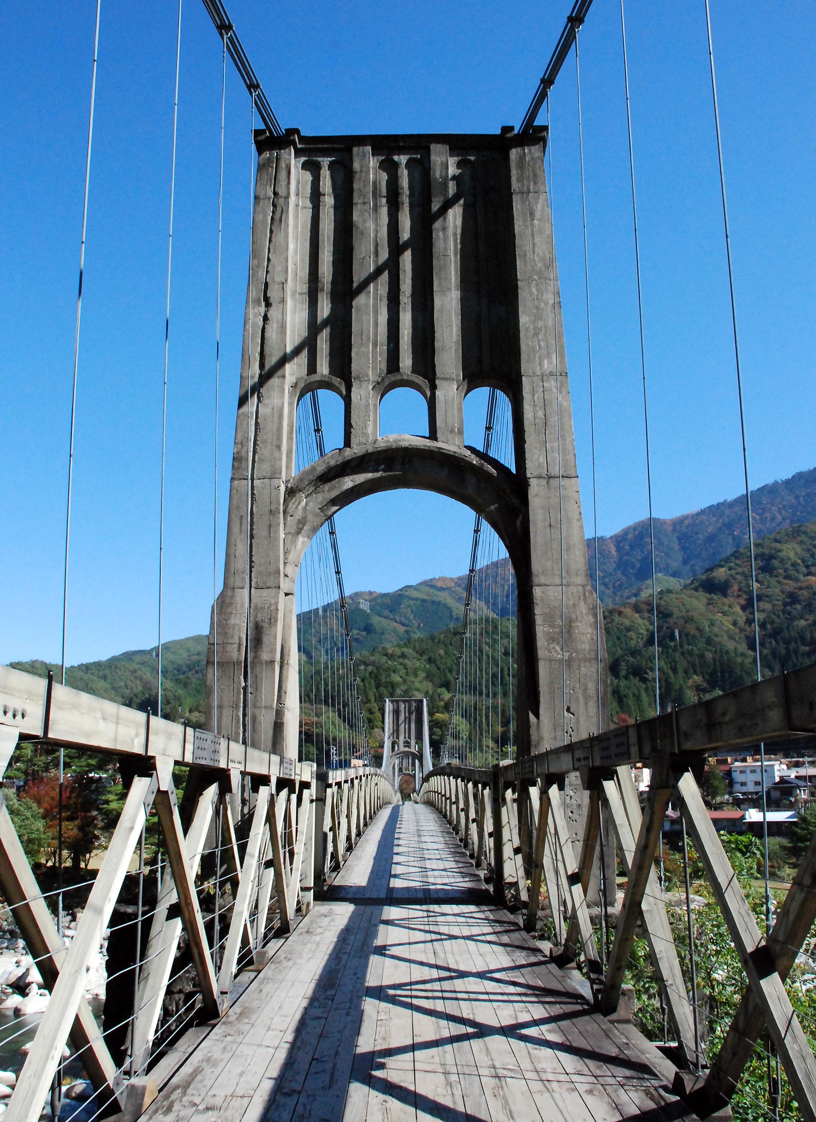 大正時代の木橋を復元した桃介橋
